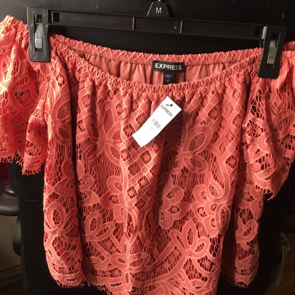 An off the shoulder blouse - Picture 4 of 4